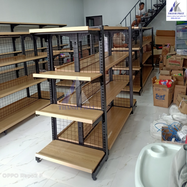 kệ gỗ siêu thị lưng lưới
