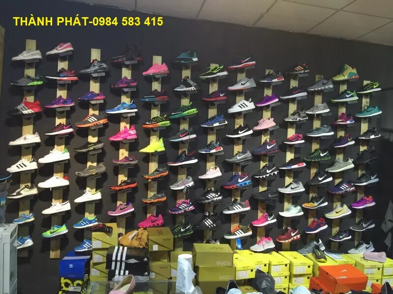 lắp đặt kệ trưng bày shop giày dép
