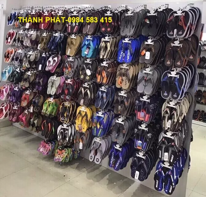 mẫu kệ trưng bày shop giày dép phổ biến hiện nay
