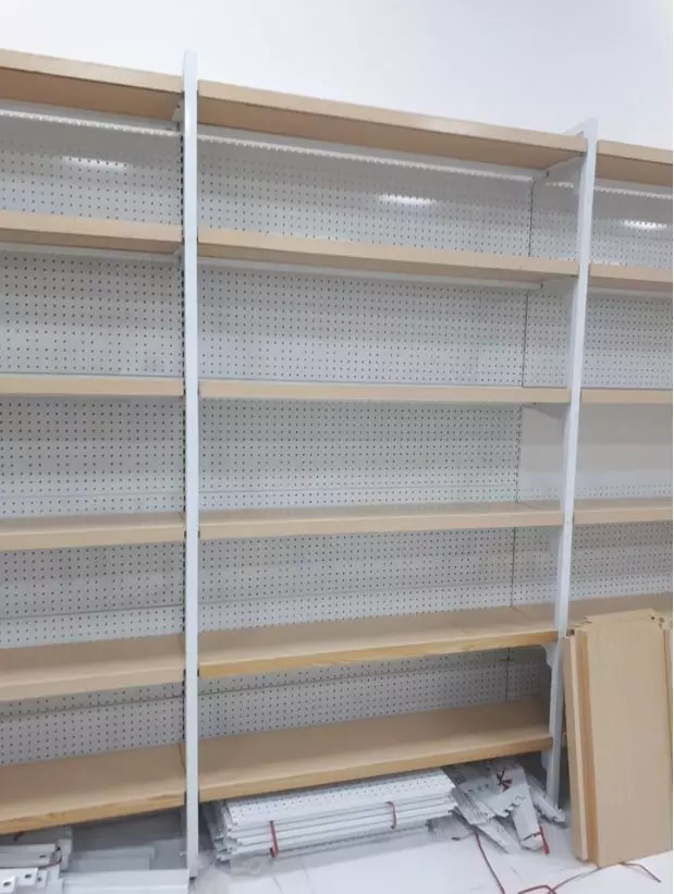 Kệ siêu thị tôn đục lỗ là gì ?