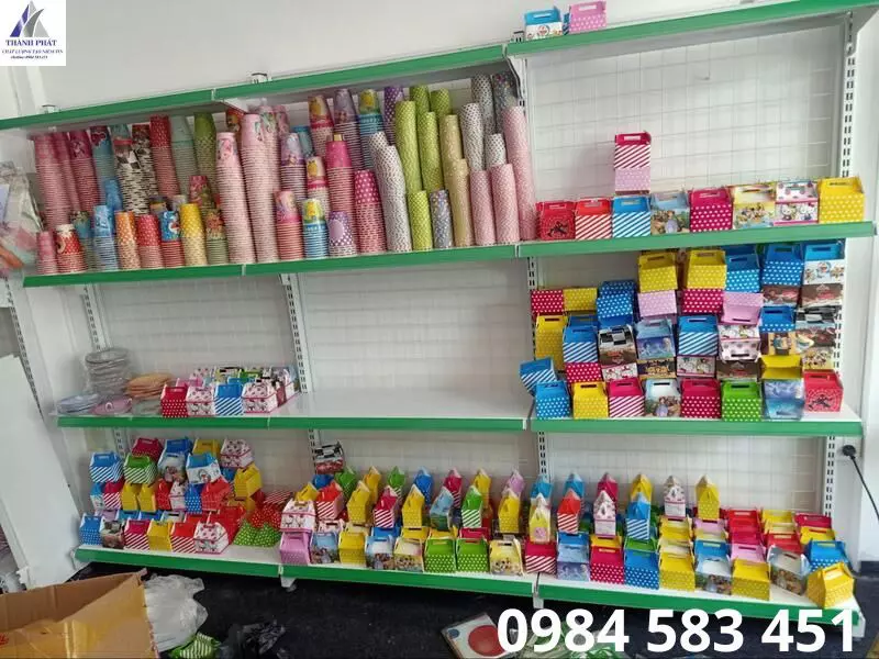 kệ trưng bày đồ lưu niệm gia lai