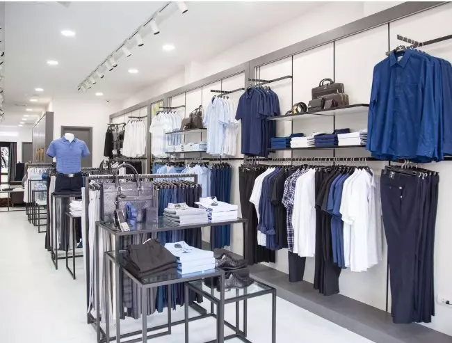 Các mẫu giá treo quần áo gắn tường cho shop siêu bắt mắt