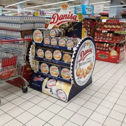 Tổng hợp những mẫu kệ tam cấp trưng bày hàng hot nhất tại Thành Phát