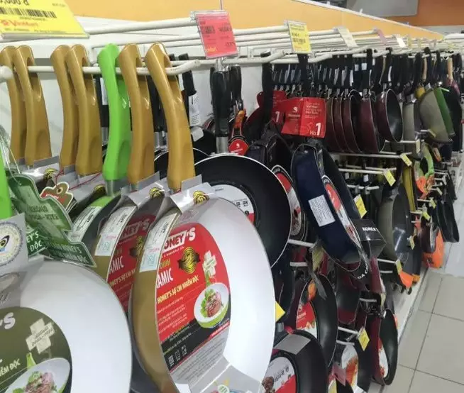 Kệ móc treo phụ kiện là gì? Đặc điểm của kệ móc treo phụ kiện