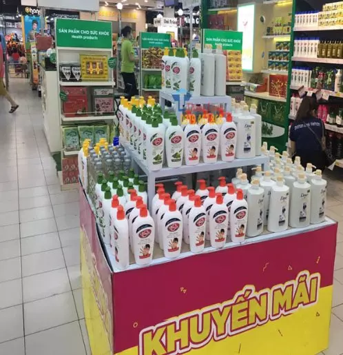 Kệ tam cấp là gì? Đặc điểm của kệ tam cấp