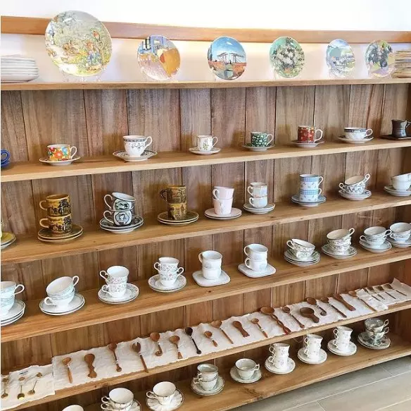 Vai trò của kệ trưng bày gốm sứ 