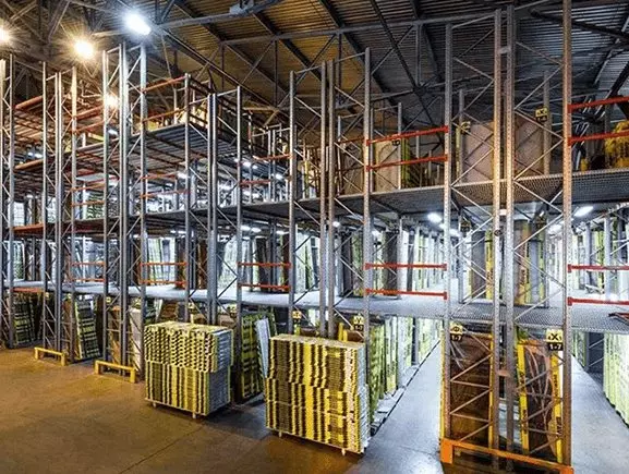 Có nên sử dụng sàn gác lửng, kệ sàn để lưu trữ hàng hóa trong kho